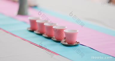 茶桌上的一排粉色茶杯